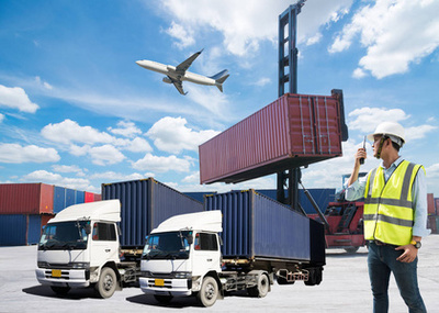 工程師檢查計劃船舶與航運在數字平板上的應用