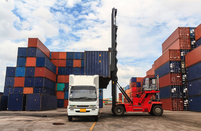 白色半卡車與貨物拖車連接上的空驅(qū)動器